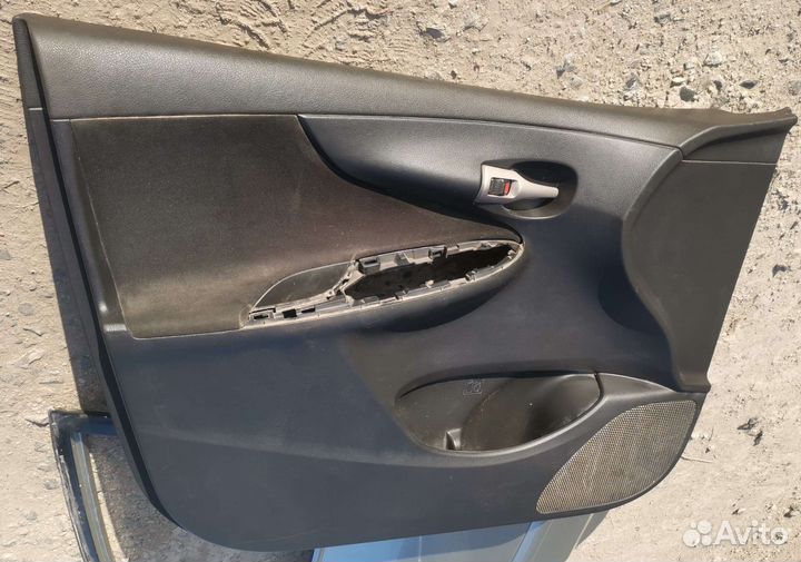 Обшивка водительской двери Toyota Corolla 150
