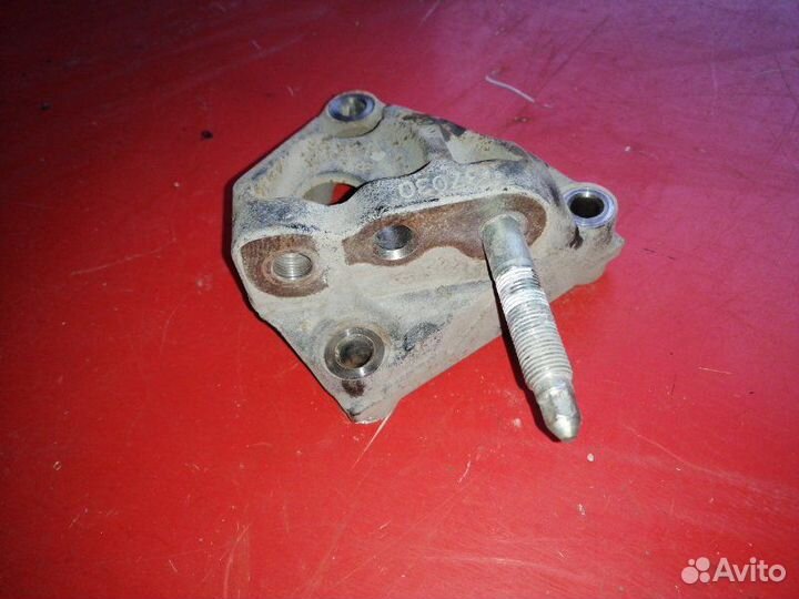 Кронштейн опоры двс правый Toyota Corolla E150