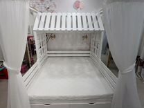 Детская кроватка домик бу с матрасом