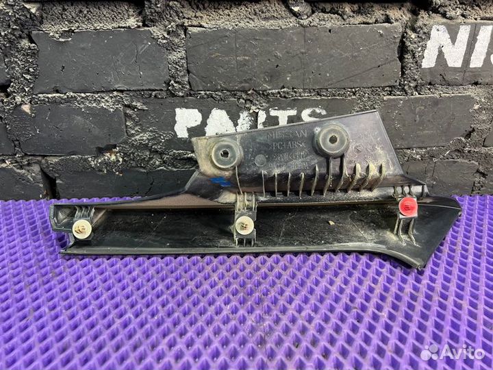 Накладка на стоп-сигнал правая Nissan X-Trail