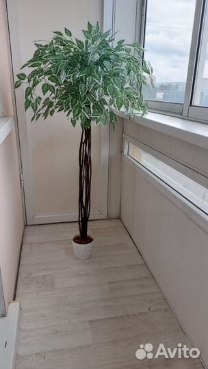 Искусственное дерево в горшке