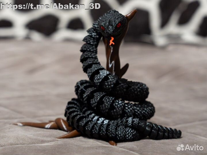 Реалистично выглядящая гремучая змея