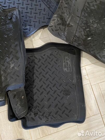 Резиновые коврики в салон