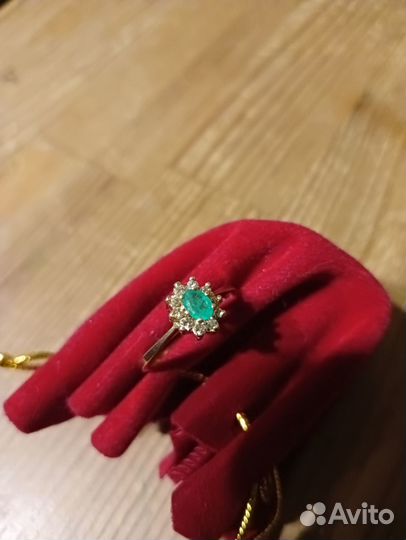 Кольцо с изумрудом и бриллиантами