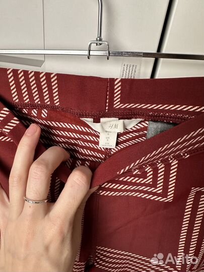 Леггинсы hm S бордовые с геометрическим принтом