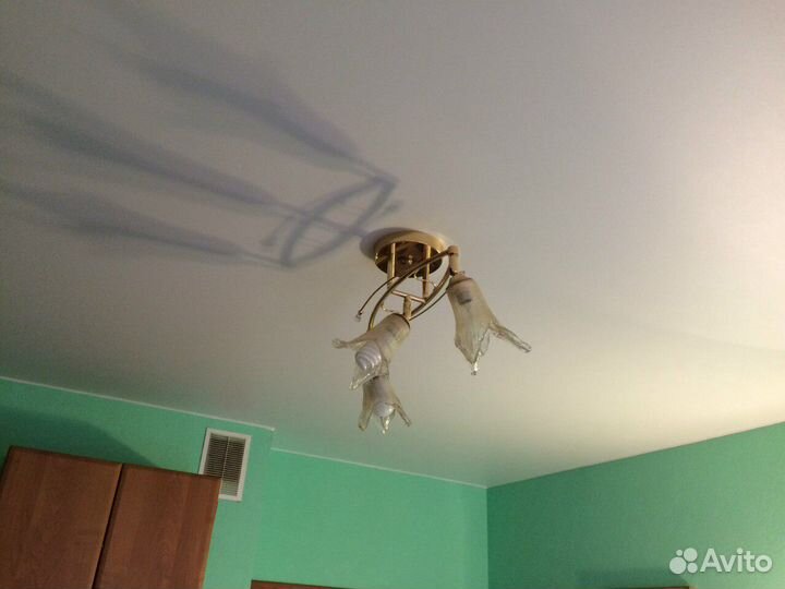 Слив воды с натяжного потолка