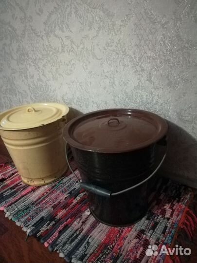 Эмалированное ведро с крышкой