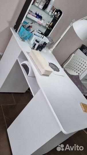 Маникюрный стол с вытяжкой