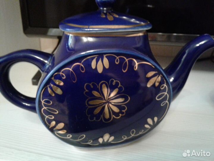 Чайник и чашки гжель