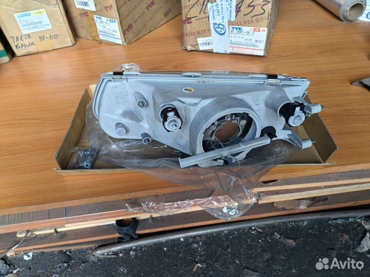 Фара Mitsubishi Carisma правая