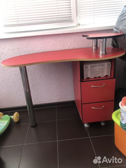 Маникюрный стол