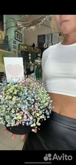 Коробка с радужной гипсофилой