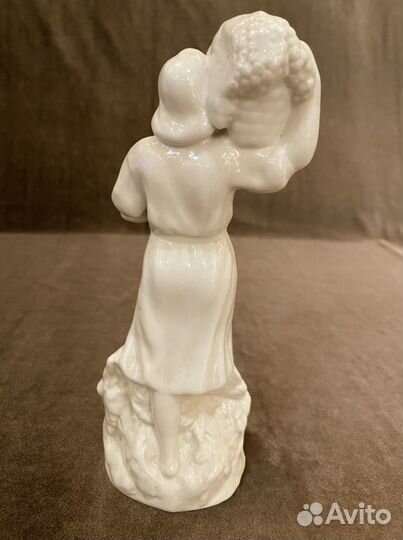 Сборщица урожая.Артель Керамик.Фарфор