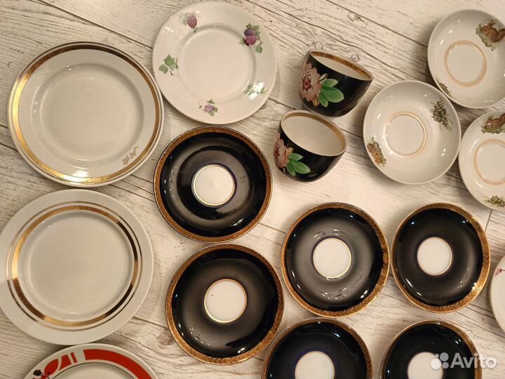 Блюдца кобальт, золото, кружки цветы на чёрном