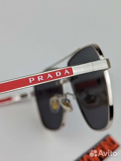 Солнцезащитные очки Prada