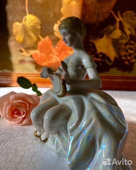 Фарфоровая винтажная статуэтка
