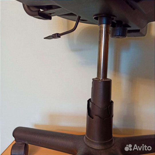 Офисное кресло на колесиках