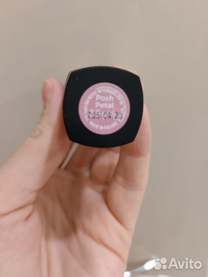 Туалетная вода и помада, косметика