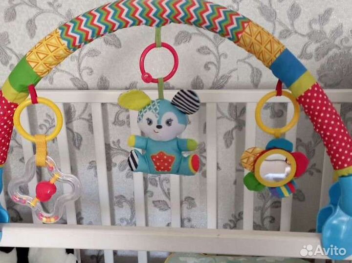 Развивающая дуга на коляску. Игрушки для малышей