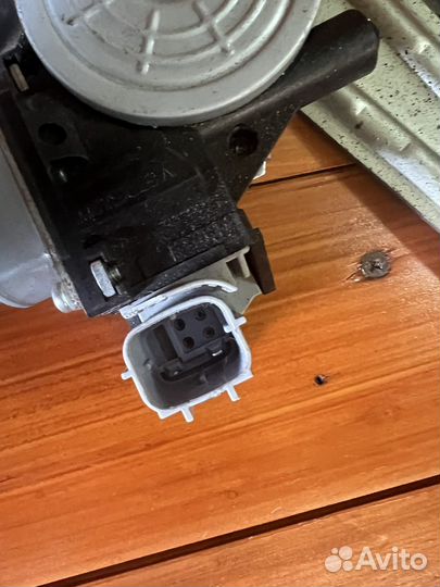 Стеклоподъемник задней левой двери Juke