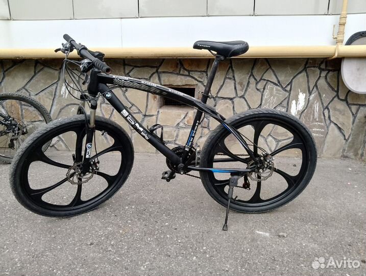 Велосипед BMW на литых дисках