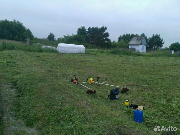 Покос травы триммером, спил деревьев