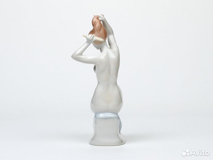 Девушка с гребнем статуэтка