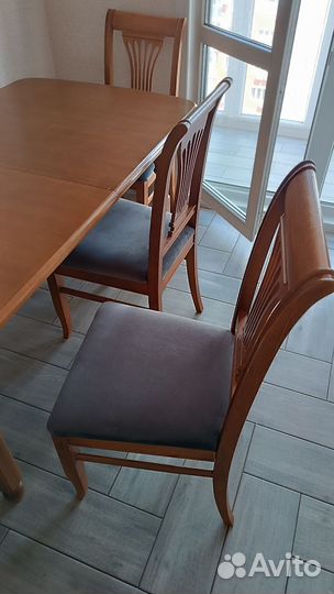 Стол со стульями