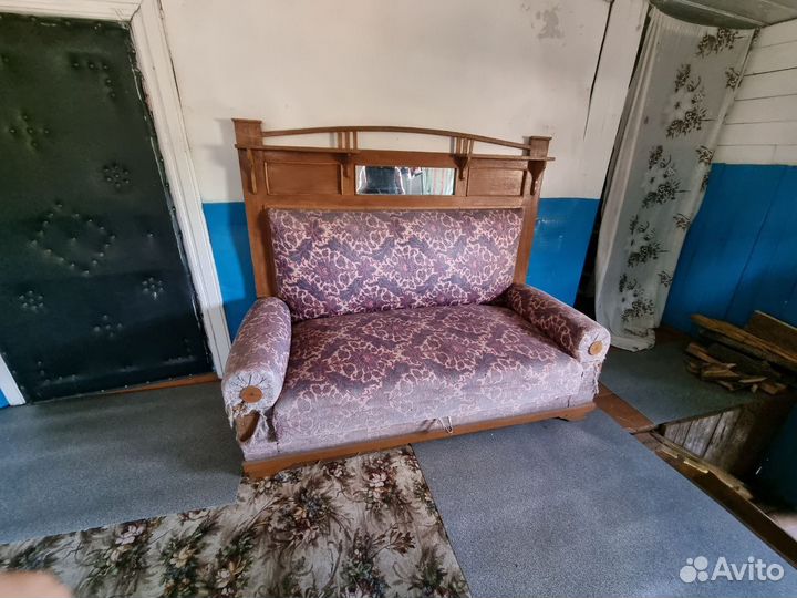 Старинный диван