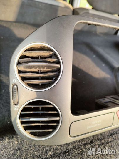 Рамка магнитолы Volkswagen Golf 5 Plus Tiguan