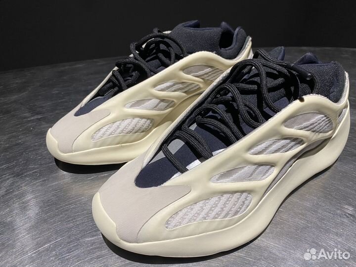 Adidas Yeezy 700 v3