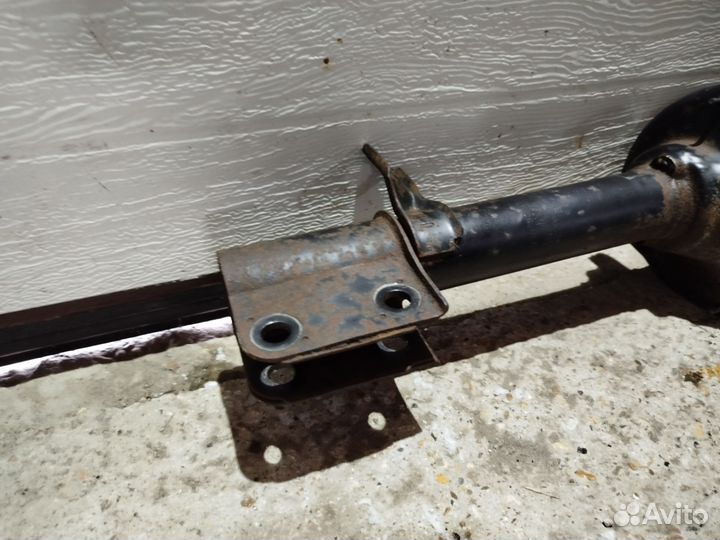 Амортизатор задний левый Subaru Legacy BG4