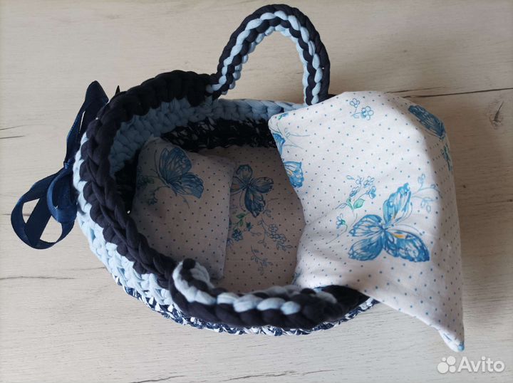 Вязаная люлька для куклы