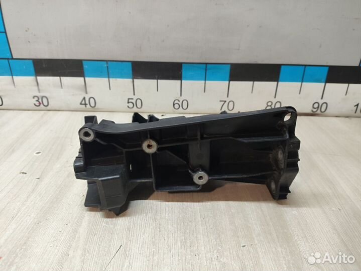 Б/У Кронштейн замка капота правый Mercedes #002