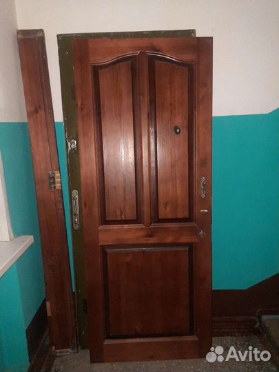 Дверь входная деревянная