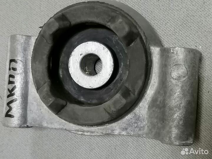 Подушка крепления МКПП Audi 80 B3 1986-1991