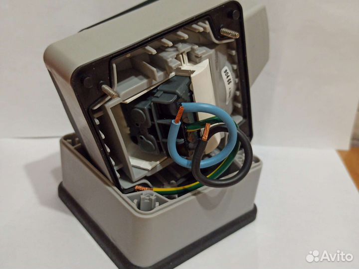 Legrand Plexo розетка С/З, накладная, IP66