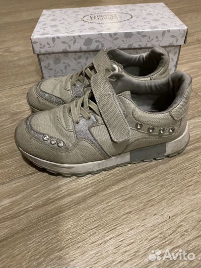 Много обуви на девочку