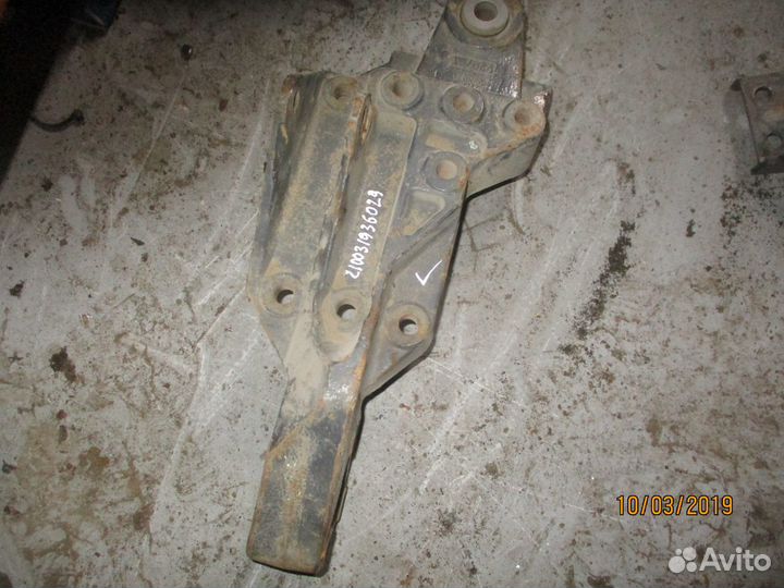 Кронштейн крепления передней рессоры Volvo 2046774