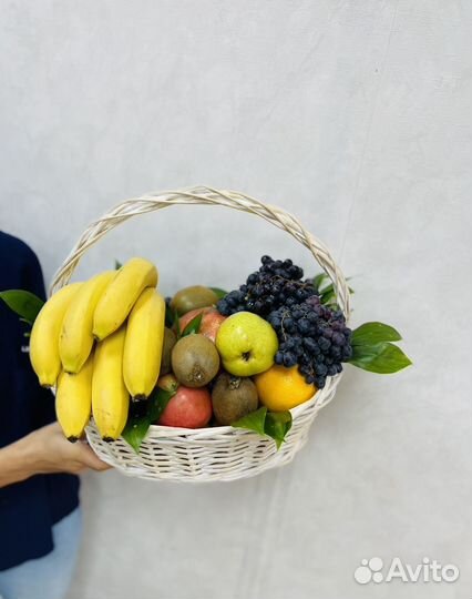 Корзины из фруктов, продуктов и конфет