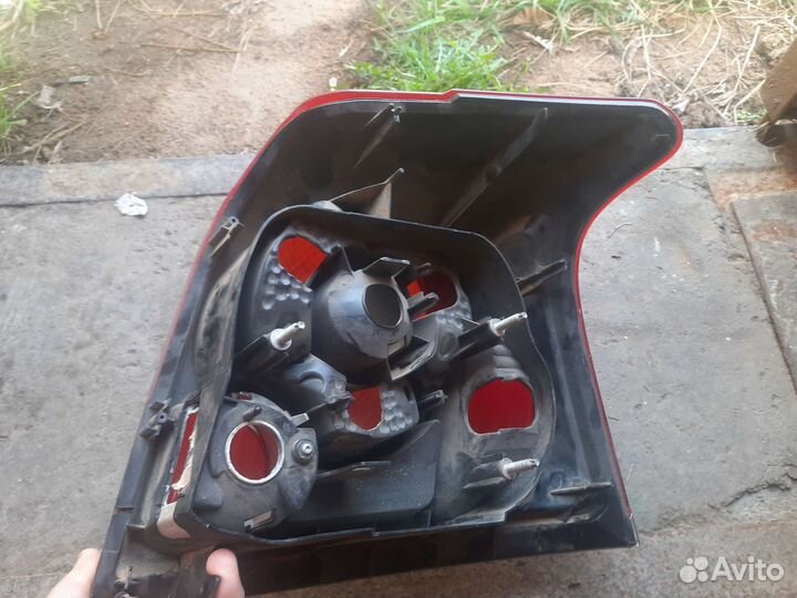 Задний левый фонарь Тойота Авенсис