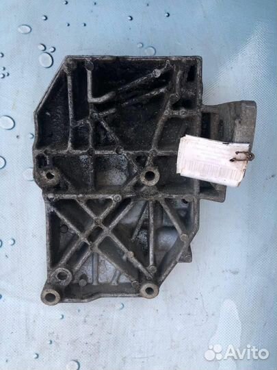 Кронштейн компрессора кондиционера 038260885C