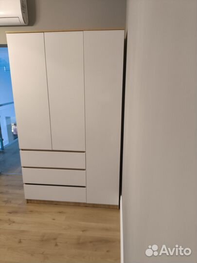 Шкаф распашной белый глянец