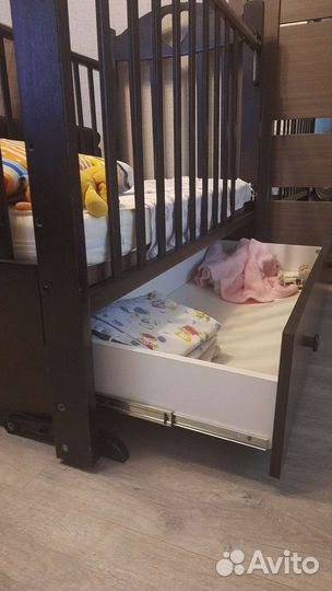 Детская кроватка с маятником и ящиком