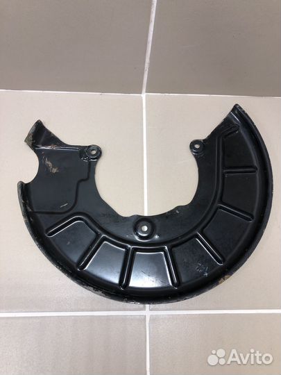 Пыльник тормозного диска передний правый Passat B6