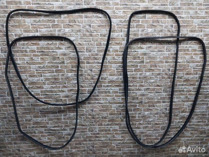 Уплотнительная резинка боковой двери Mercedes-Benz