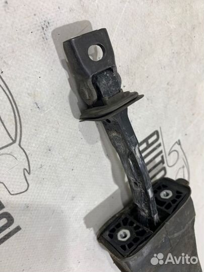 Ограничитель двери передний левый Volkswagen Polo