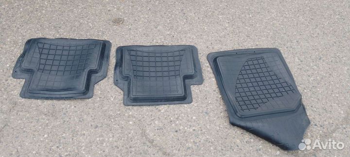 Три резиновых коврика