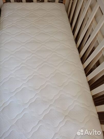 Детская кроватка с маятником