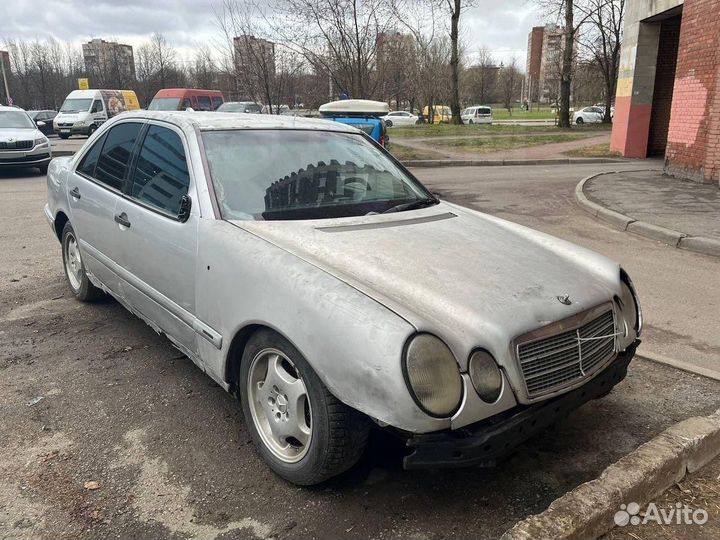 Mercedes-Benz E-класс 2.4 AT, 1998, битый, 350 000 км